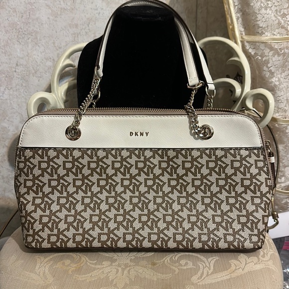 DKNY NWOT  small handbag natural with zipped top chain and cream straps - Picture 2 of 10